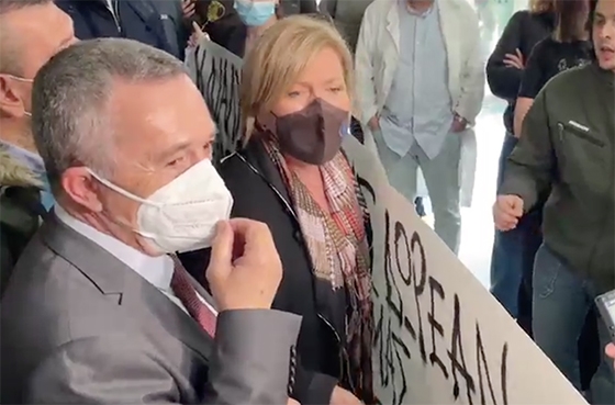 Με αποδοκιμασίες & γιουχαρίσματα υποδέχθηκαν την αναπληρώτρια υπουργό Υγείας οι φοιτητές στο ΠΓΝΑ (video)